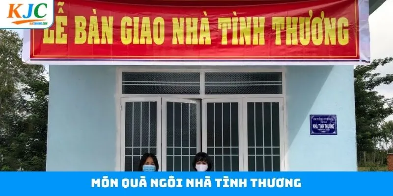 Món quà đặc biệt khi bàn giao ngôi nhà tình thương Món quà đặc biệt khi bàn giao ngôi nhà tình thương